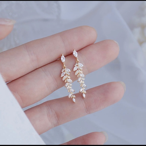 New 18k Gold Diamond Leaves Earrings - Picture 7 of 8